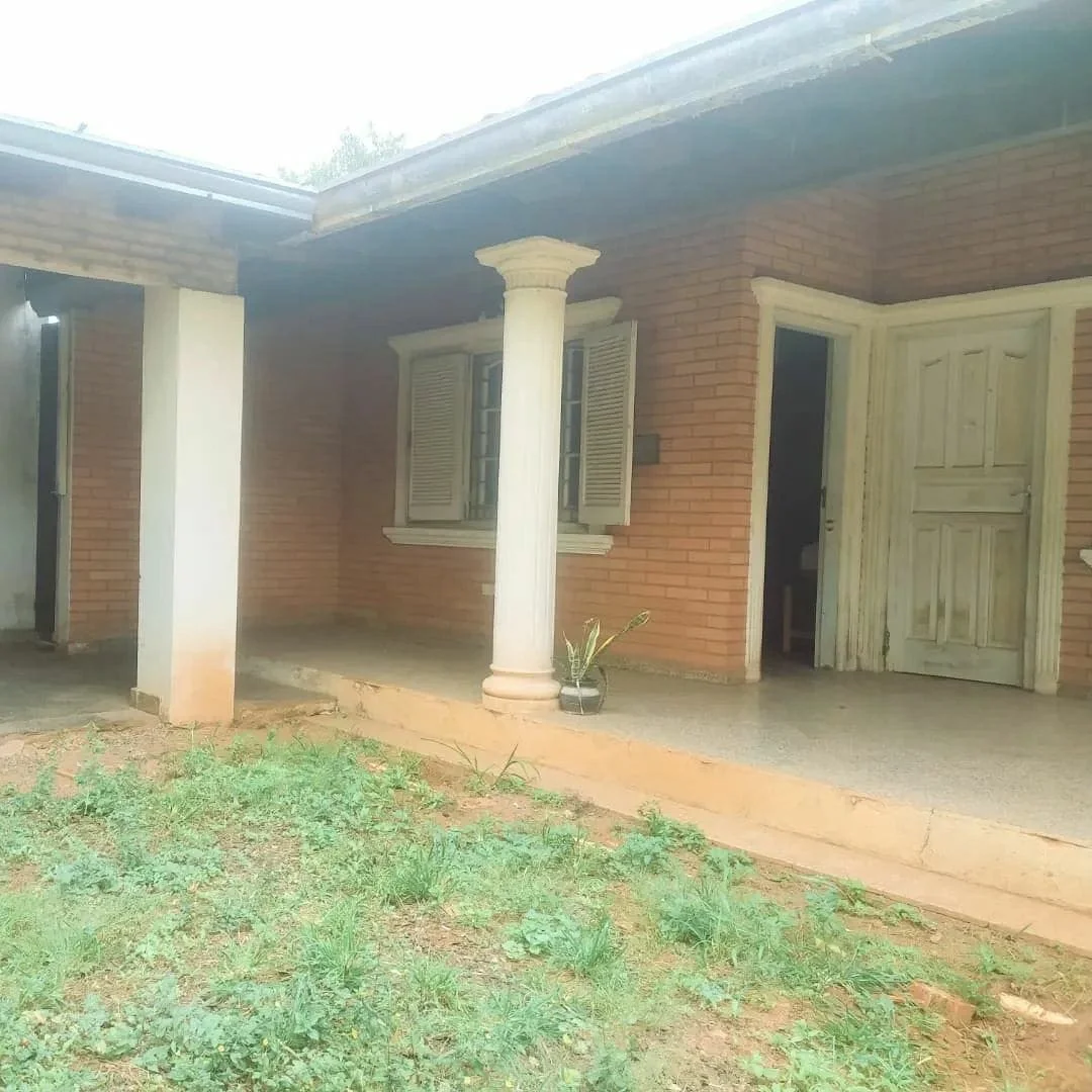 VENDO AMPLIA CASA DE MUY BUENA UBICACIÓN EN EL CUARTO BARRIO DE LUQUE